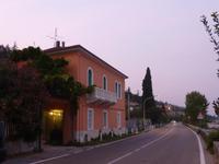 Solch bunte Häuser gab es wahrlich oft zu sehen. Dieses Exemplar stand oder steht hoffentlich noch direkt am Gardasee.