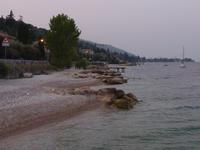 In der Morgendämmerung war am Gardasee keine Menschenseele mehr anzutreffen.