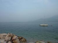 ...vom Strand aus zum gegenüberliegenden Ufer, welches genau wie die Häuser dort nur schemenhaft zu erkennnen war, ganz im Gegensatz zu diesem kleinen Boot hier...