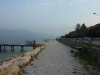 ...bis zur anderen Seite der Promenade, deren Ende sich für uns hier wohl auch nur erahnen ließ. Die einsame Fußgängerin schien da aber wesentlich optimistischer zu sein.