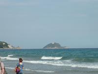 Die Insel Gallinara vor der Küste Alassios ist nicht nur Standort eines ehemaligen Benediktinerklosters und eine riesige Nistkolonie der Mittelmeermöwe, sondern sie sieht auch noch wie eine riesige schwimmende Meeresschildkröte aus. Niedlich!