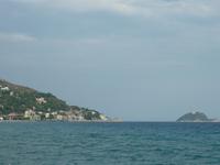 Um ihr Gedächtnis aufzufrischen, werden wir nun noch einmal die Küste Alassios Revue passieren lassen. Wir beginnen ganz rechts mit der kleinen Insel Gallinara...