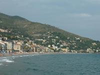 ...und lassen den Blick ganz langsam nach links schweifen. Dort hinten in den Hügeln lässt es sich sicher noch sehr angenehm und ruhig wohnen...