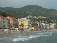 ...während sich hier vorne schon langsam die Touristen am Strand zu tummeln beginnen. Die hohen Hotels am Strand sollen sicherlich nur dazu dienen, Neuankömmlinge nicht gleich mit dem Anblick des Meeres zu überwältigen...