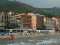 ...wenigstens hat sich aber die Tradition gehalten, die Fassaden möglichst bunt zu halten. Die Liegestühle nehmen sich da auch schon direkt ein Beispiel...