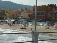 ...aber wo waren wir noch gleich? Achja Alassio... wie Sie sehen befindet sich auch links des Steges einer dieser schon aus Baywatch bekannten Bademeisterstühlen nebst kleinem knallroten Boot, das aber leider nicht aus Gummi war...