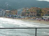 ...und zudem auch weiterhin die komplett bebaute Promenade und unzählige Liegestühle und Schirmchen...