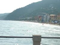 ...die aber auch irgendwann ihr Ende finden müssen. Sie sehen hier langsam, wie sich Alassio dem Ende nähert und wieder dem satten Grün der Wälder weicht...