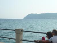 ...wo uns das Ende dieses Küstenabschnitts erwartet. Auf den Blick aufs Meer hinaus wollen wir hier zunächst verzichten, es gab an diesem Tag dort auch nicht all zu viel zu sehen. Das kleine Städtchen rechts im Bild heißt übrigens Laigueglia.