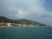 Ganz im Gegensatz übrigens zu der entgegengesetzten Seite, wo das kleine Alassio und ein herrlich türkisblaues Meer warteten.