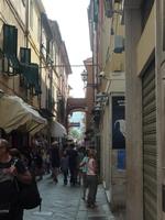 In diesem Bild ist zwar auch das Gässchen bestimmt schön anzusehen, allerdings sollte hier der kleine Bogen über die Straße eigentlich im Vordergrund stehen. Von diesen Bögen war unsere gute Ilona ganz angetan.