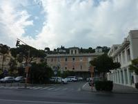 Der kleine Bahnhof von Alassio. Im Gegensatz zu den deutschen Bahnhöfen wirken die Bahnhöfe Italiens eher klein und urig. Rechts sehen sie einen der vielen Orangenbäume, die uns während unserer Fahrt begleiteten.