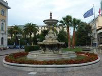 Der Brunnen davor ist zwar kein gesegneter Brunnen, aber durchaus hübsch anzusehen. Bemerkenswert auch die vollen Dattelpalmen im Hintergrund.