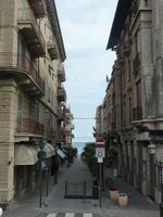 Allerdings wurde es langsam Zeit für die Weiterfahrt, deswegen musste ein letzter kurzer Blick auf das Meer quer durch eine alte Gasse von Alassio genügen.