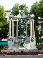 Dieses große Denkmal begrüßte uns schon als wir aus dem Bus ausstiegen, und so tat es das auch wieder bei unserer Abfahrt.