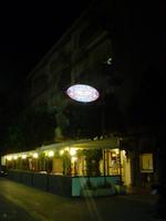 Pizzerien gab es in Italien natürlicherweise wie Sand am Meer. Diese hier hat einen besonders schönen Sitzbereich direkt unter den Orangenbäumen.