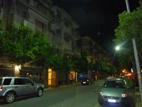 Die Einkaufsstraße von Diano Marina bei Nacht. Beiderseitig bewachsen von Orangenbäumen. Wiederum war der Duft nach Orangen auf dem Foto nicht einzufangen.