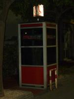 Die Telefonzelle lebt! Während sie bei uns in Deutschland schon fast ausgestorben ist, findet man die kleinen Häuschen für Privatgespräche in Italien noch an einigen Stellen.