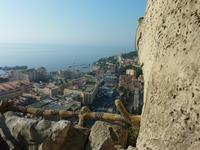 Wer einen Blick über die Geländer der schmalen Pfade wagte, konnte neben der steilen Klippe auch den herrlichen Ausblick über das gesamte kleine Fürstentum Monaco genießen.