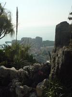 Hinter den Felsen sah man immer wieder verschiedenste Winkel des Fürstentums. Hier im Bild die diversen Luxushochhäuser der Stadt.