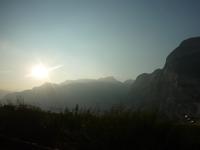 Gegen Ende der langen Anreise lieferten wir uns noch ein kleines Wettrennen mit der Sonne, die sich genau bei unserer Ankunft am Gardasee hinter den Bergen verkroch.