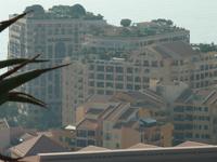 Hier schon ganz gut zu sehen, welcher Teil an den Hochhäusern wohl der luxuriöseste ist. Auf den Dächern thronen kleine Bungalows mit eigenen kleinen Gärten!