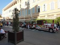 Mit diesen kleinen Autozügen kann man sich bequem durch die Altstadt von Monaco kutschieren lassen. Wir entschieden uns jedoch für altbewährte Schusters Rappen.