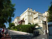 Diese Villa dürfte zu den schönsten in ganz Monaco gehören, wohnt hier doch ein Mitglied der fürstlichen Grimaldi-Familie. Wenn sie möchten können Sie außerdem versuchen, den orangenen Schirm aufzustöbern.