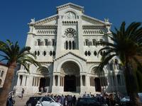 An der Kathedrale von Monaco kommt jeder vorbei, der sich auf den Weg zum Fürstenpalast macht. Hier liegen alle ehemals regierenden Grimaldis begraben.