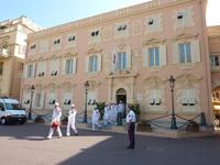 Dies hier ist die Kaserne von Monaco, aus der gerade die Palastwächter zur Wachablösung schreiten. Der Polizist rechts gehört zur Privatgarde des Fürsten, den Carabiniers du Prince.