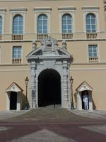 Am Eingang des Fürstenpalastes patrouilliert ständig eine Wache vom einen Wachhäuschen zum anderen.