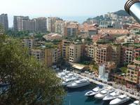 Auch von der Altstadt aus konnte man schön die typischen Luxuswohnungen von Monaco betrachten. Wieder können Sie schön die Parks und Bungalows auf den Hochhausdächern erkennen.