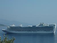 Gleich zwei von diesen riesigen Kreuzfahrtschiffen hatten an diesem Tag im Fürstentum angelegt.