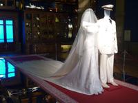 Bei diesem Anblick dürfte doch jedes Frauenherz einen freudigen Sprung machen. Wir Männer würden uns vermutlich mehr praxisorientiert überlegen, wie man möglichst nicht auf diese Schleppe treten soll.