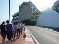 An dieser Straße sind die Curbs der Rennstrecke von Monte Carlo zu sehen. Im Hintergrund sehen Sie den wohl bekanntesten Tunnel von Monaco, durch den die Rennautos beim alljährlichen Grand Prix hindurchfahren.