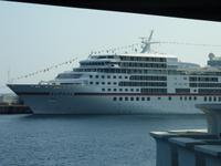 Erkennen Sie dieses Kreuzfahrtschiff? Es handelt sich um das Aushängeschild der Kreuzfahrtensparte der Reederei Hapag-Lload, die MS Europa.