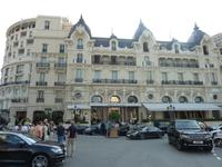 Und hier sehen Sie nochmals die Fassade des Hotel de Paris mit seinem Eingang.