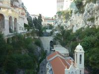 Bei einer felsigen Stadt wie Monaco bleibt es nicht aus, dass viele kleine Brücken gebaut werden müssen.