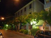 In der Nachtbeleuchtung leuchteten die Orangen in den Bäumen richtiggehend.