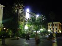 Auf diesem Bild sehen Sie das Rathaus von Diano Marina. Es war noch heller beleuchtet, als Geschäfte, Bars oder Pizzerien.