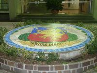 Vor dem Rathaus war auch das Stadtwappen von Diano Marina in besonders großer Ausführung angebracht.