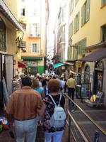 Der orangene Schirm ist hier kaum noch zu sehen. Der Anblick dieser Gasse erinnert ein wenig an Monaco vom Vortag.