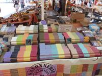 Bei diesen bunten Quadern handelt es sich nicht etwa um die kleinen Bauklötzchen, die der ein oder andere noch aus seiner Kindheit kennen dürfte, sondern um die berühmte Seife aus Marseille. Leider kann man keinen Duft auf Fotos festhalten...