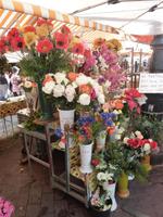 Hier wurden wieder einige schöne bunte Blumensträuße feilgeboten.