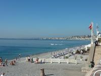 Wenige Schritte vom Blumenmarkt entfernt, wartete die Promenade von Nizza darauf, sich von ihrer schönsten Seite zu zeigen.
