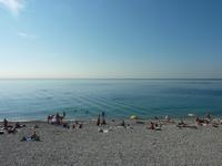 und bekommen nach einem leichten Schwenk nach rechts einen wunderbaren Ausblick auf das blaue Mittelmeer. Weiter rechts...