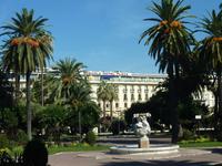 Die Lage direkt an diesem Park machte sich auch ein großes Hotel zunutze. Beachten sie auch die reiche Vegetation.