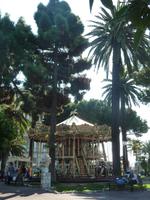 Unter den Palmen stand auch dieses wunderschöne alte Karussell. Bei diesem Anblick fühlte sich sicherlich so mancher direkt in seine Kindheit zurückversetzt.