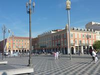 Ganz witzig waren auch diese Skulpturen von Menschen auf hohen Pfählen, die überall auf dem großen Platz verteilt waren.