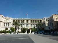 Der Flagge nach zu urteilen, handelt es sich bei diesem Gebäude um ein öffentliches Gebäude.